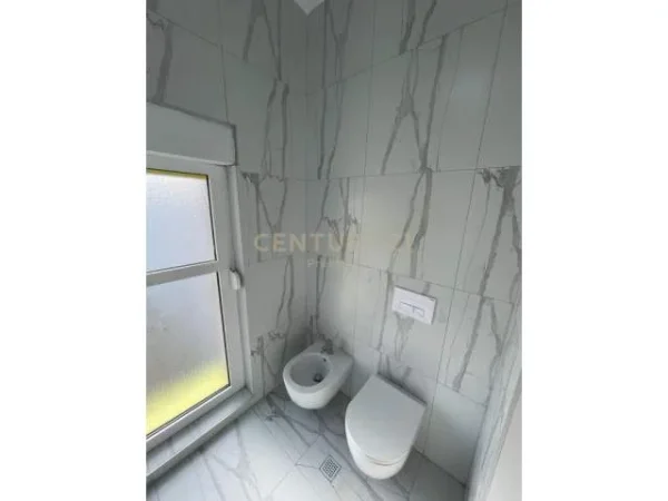 Tirane, jepet me qera apartament 2+1+A 85 m² 400 Euro (ali demi)