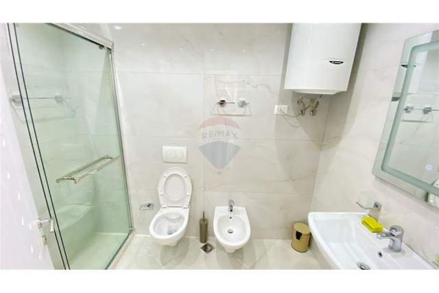 Tirane, jepet me qera apartament 2+1 110 m² 750 Euro