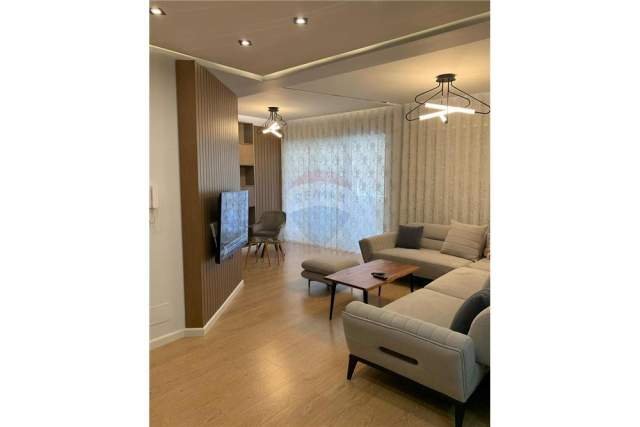 Tirane, jepet me qera apartament 2+1+BLK 127 m² 800 Euro