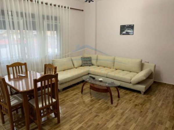 Tirane, jepet me qera apartament Kati 4, 120 m² 600 Euro (Jeronim de Rada)