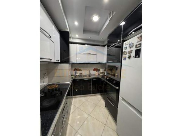 Tirane, jepet me qera apartament Kati 5, 114 m² 500 Euro (Rruga 3 Deshmoret)