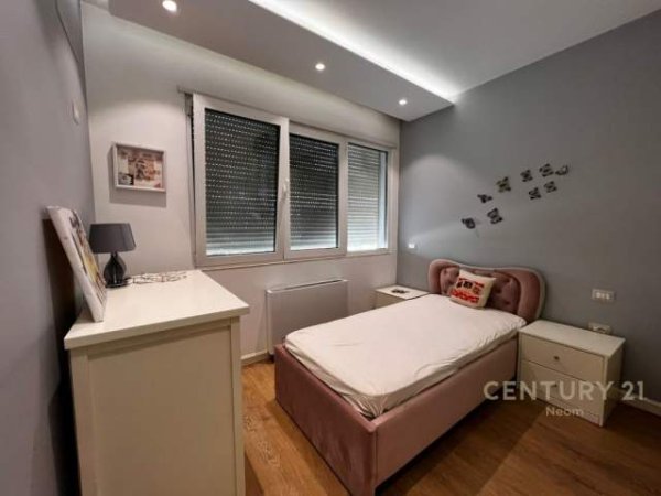 Tirane, shitet apartament 2+1+BLK Kati 3, 118 m² 240.000 Euro (shkolla e kuqe)