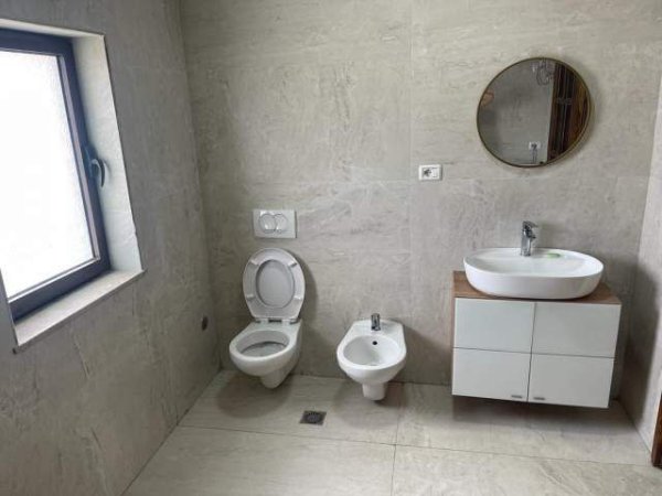 Tirane, jepet me qera apartament 2+1 Kati 3, 90 m² 38.000 Leke (Varri i Bamit)