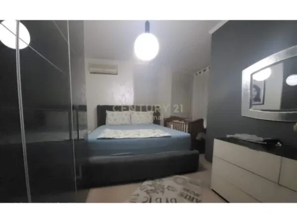Tirane, jepet me qera apartament 2+1+BLK 100 m² 800 Euro (garda)