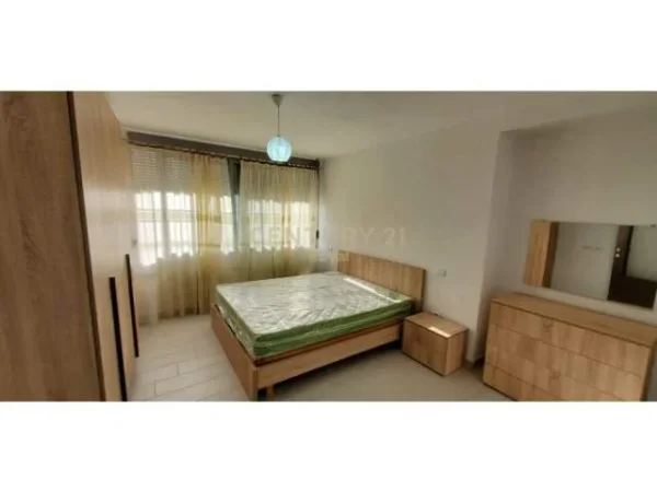 Tirane, jepet me qera apartament 3+1 Kati 3, 85 m² 500 Euro (shkolla bashkuar)