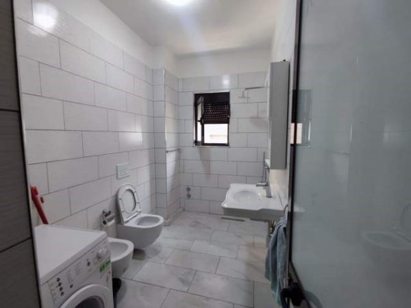 Tirane, jepet me qera apartament 2+1 Kati 4, 96 m² 550 Euro (Mine Peza)