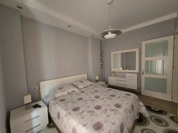 Tirane, jepet me qera apartament 2+1 Kati 4, 85 m² 600 € (rruga e kavajes , 21 Dhjetori)