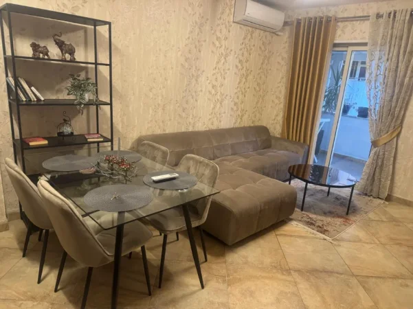 Tirane, jepet me qera apartament 1+1+Ballkon Kati 7, 75 m² 650 € (Rruga e Barrikadave)