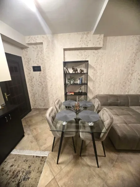 Tirane, jepet me qera apartament 1+1+Ballkon Kati 7, 75 m² 650 € (Rruga e Barrikadave)