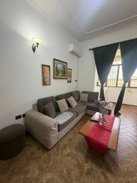 Tirane, apartament 1+1 Kati 5, 90 m² 600 € (Pallatet Agimi Bllok)