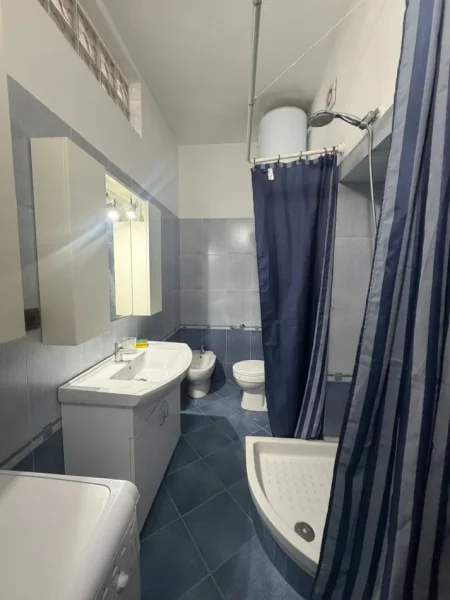 Tirane, apartament 1+1 Kati 5, 90 m² 600 € (Pallatet Agimi Bllok)