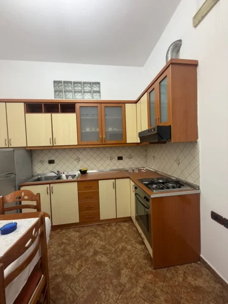 Tirane, apartament 1+1 Kati 5, 90 m² 600 € (Pallatet Agimi Bllok)