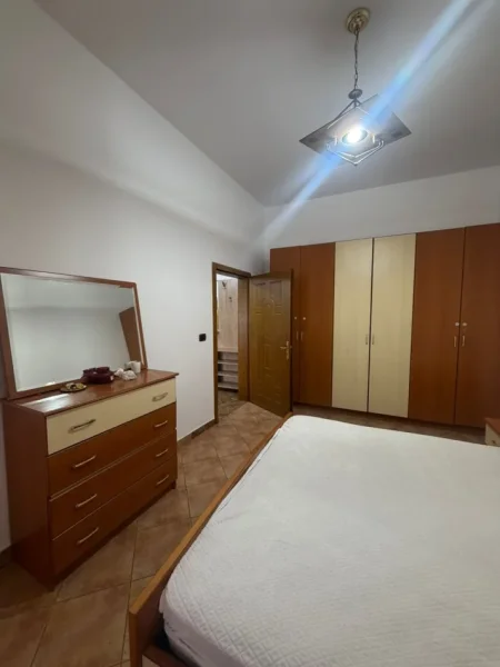 Tirane, apartament 1+1 Kati 5, 90 m² 600 € (Pallatet Agimi Bllok)