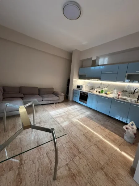 Tirane, jepet me qera apartament 1+1 Kati 1, 80 m² 600 € (Verande Rruga Kodra E Diellit)