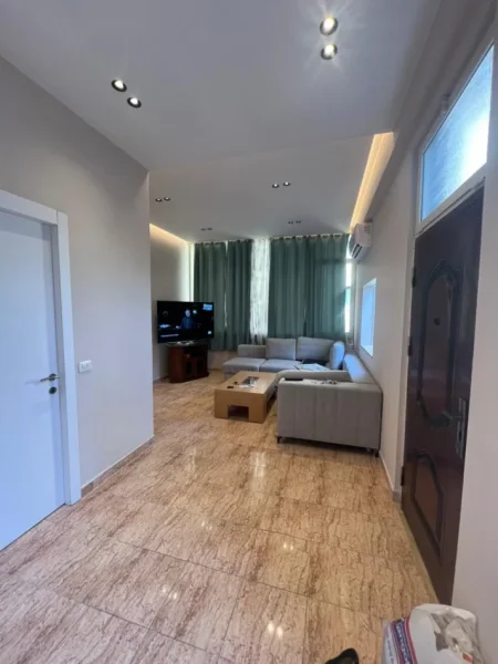 Tirane, jepet me qera apartament 1+1 Kati 1, 80 m² 600 € (Verande Rruga Kodra E Diellit)