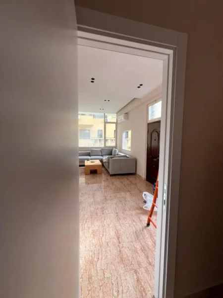 Tirane, jepet me qera apartament 1+1 Kati 1, 80 m² 600 € (Verande Rruga Kodra E Diellit)