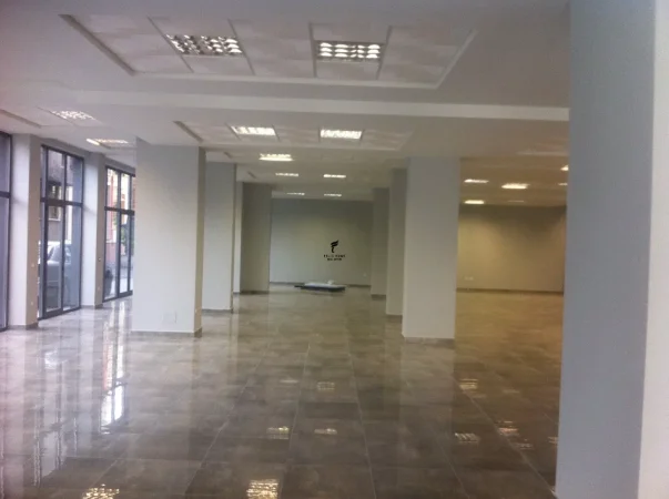 Tirane, jepet me qera ambjent biznesi Kati 0, 415 m² 4.800 € (SELVIA)