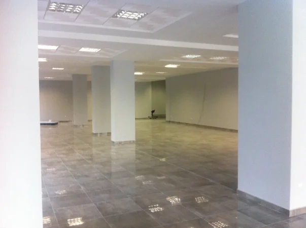 Tirane, jepet me qera ambjent biznesi Kati 0, 415 m² 4.800 € (SELVIA)