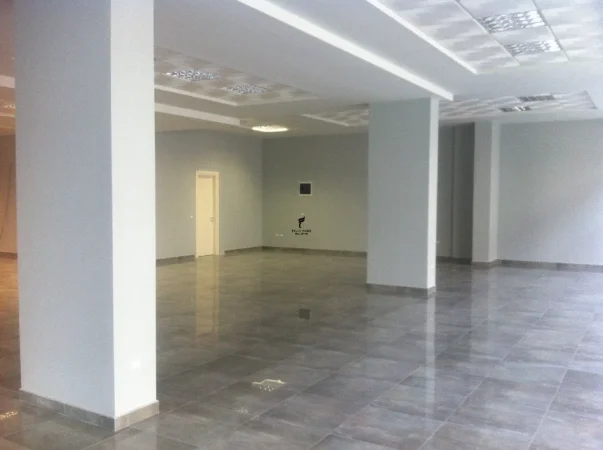 Tirane, jepet me qera ambjent biznesi Kati 0, 415 m² 4.800 € (SELVIA)