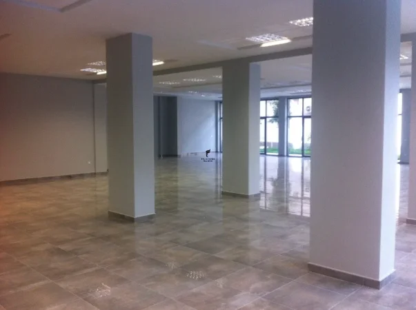 Tirane, jepet me qera ambjent biznesi Kati 0, 415 m² 4.800 € (SELVIA)