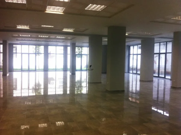 Tirane, jepet me qera ambjent biznesi Kati 0, 415 m² 4.800 € (SELVIA)