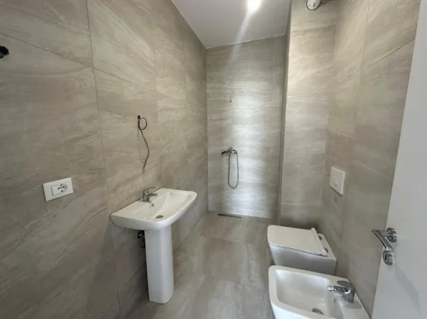 Tirane, jepet me qera apartament 2+1 Kati 1, 110 m² 400 € (QTU)