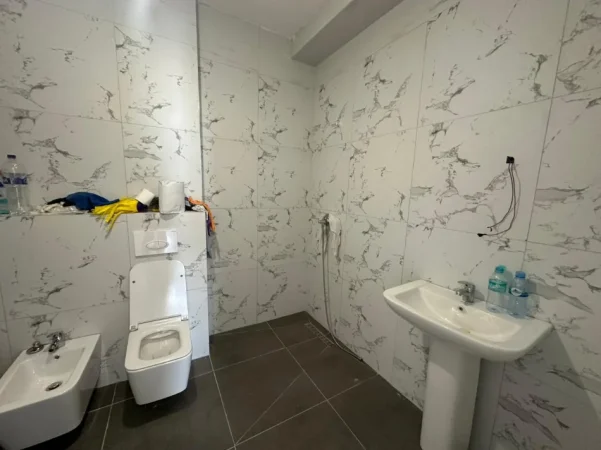 Tirane, jepet me qera apartament 2+1 Kati 1, 110 m² 400 € (QTU)