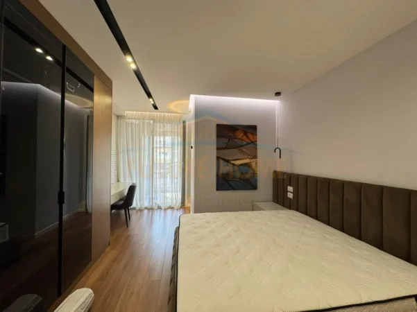 Tirane, jepet me qera apartament 2+1+Ballkon Kati 7, 120 m² 2.000 € (Bllok)