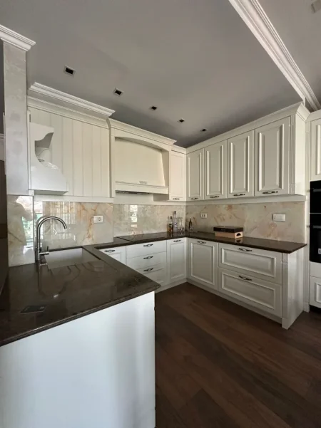 Tirane, jepet me qera apartament 2+1 Kati 8, 148 m² 2.000 € (AMBASADOR 3)