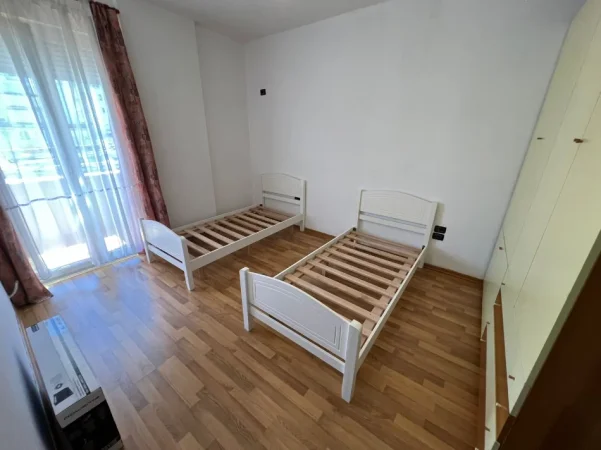 Tirane, jepet me qera apartament 2+1+Ballkon Kati 4, 85 m² 700 € (Sheshi Willson)Agjensi Imobiliare