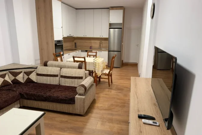 Tirane, jepet me qera apartament 2+1 Kati 1, 90 m² 380 € (Shkoze)