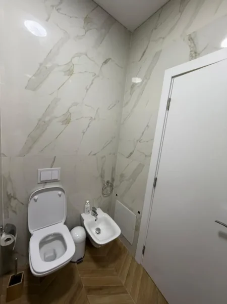 Tirane, jepet me qera apartament 1+1 Kati 4, 72 m² 800 € (KOMPLEKSI ARLIS, FARMACIA 10)