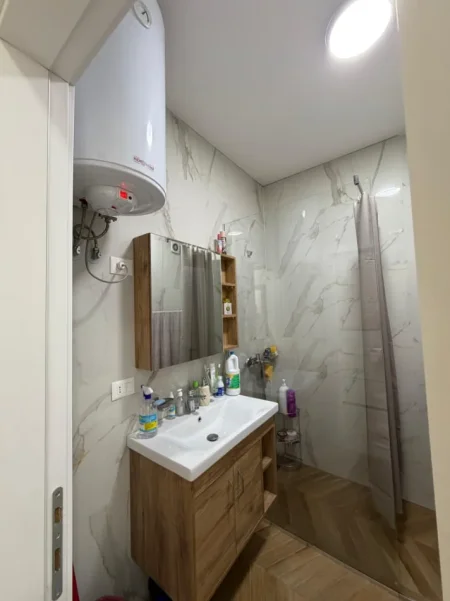Tirane, jepet me qera apartament 1+1 Kati 4, 72 m² 800 € (KOMPLEKSI ARLIS, FARMACIA 10)