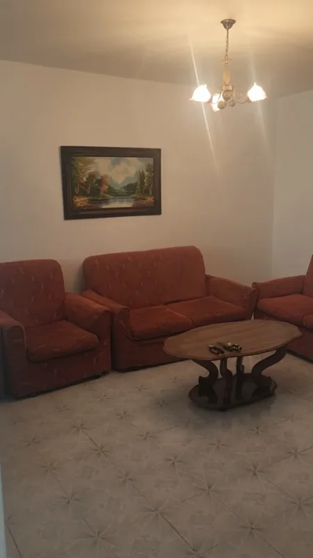 Tirane, jepet me qera apartament 1+1+Ballkon Kati 4, 70 m² 300 € (Xhambllik)