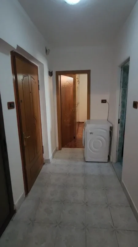 Tirane, jepet me qera apartament 1+1+Ballkon Kati 4, 70 m² 300 € (Xhambllik)