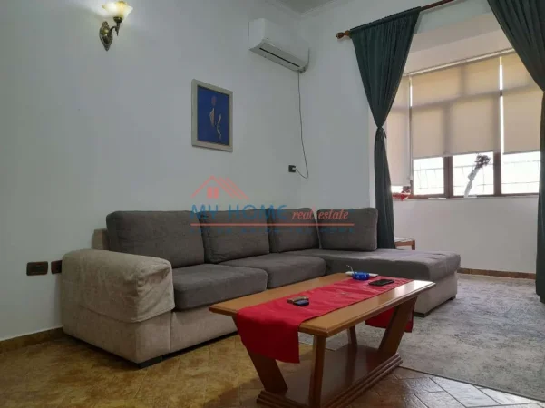 Tirane, jepet me qera apartament 2+1+Ballkon Kati 5, 80 m² 600 € (Bulevardi Bajram Curri)