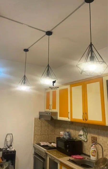 Tirane, jepet me qera apartament 1+1 Kati 1, 65 m² 500 € (KOMUNA E PARISIT)
