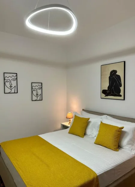 Tirane, jepet me qera apartament 1+1+Ballkon , (Qender, Tregu Cam) 75.000Leke/Muaj