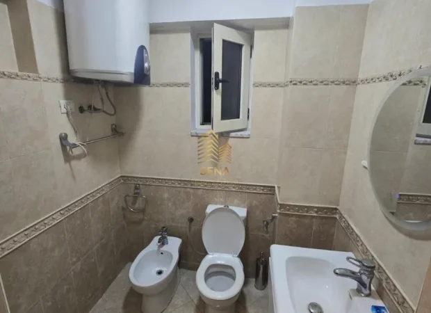 Tirane, jepet me qera apartament 1+1+Ballkon Kati 7, 75 m² 650 € (Rruga e Barrikadave)