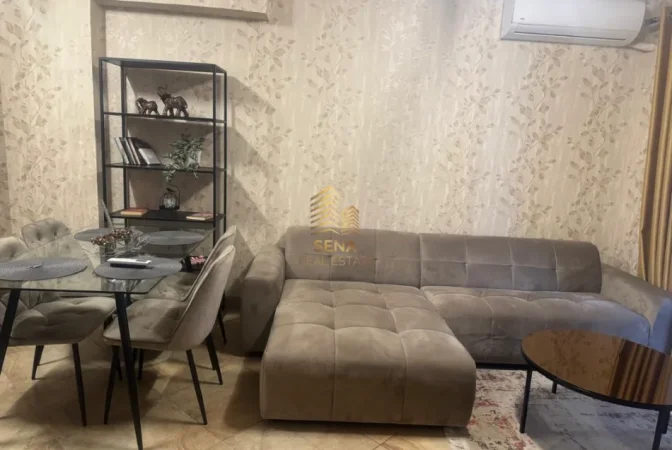 Tirane, jepet me qera apartament 1+1+Ballkon Kati 7, 75 m² 650 € (Rruga e Barrikadave)