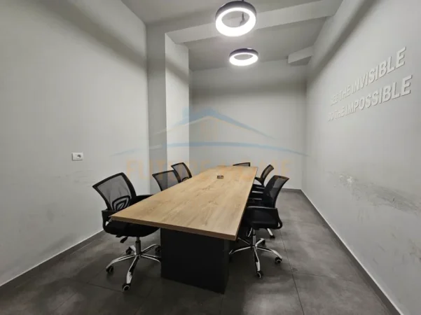 Tirane, jepet me qera zyre Kati 1, 750 m² 7.500 € (unaza e re)