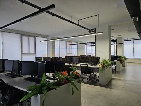 Tirane, jepet me qera zyre Kati 1, 750 m² 7.500 € (unaza e re)