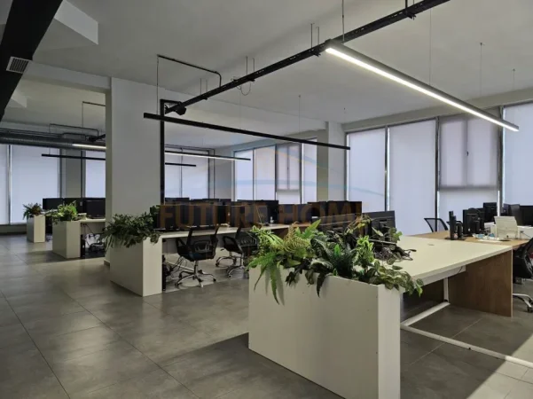 Tirane, jepet me qera zyre Kati 1, 750 m² 7.500 € (unaza e re)