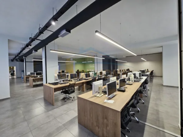 Tirane, jepet me qera zyre Kati 1, 750 m² 7.500 € (unaza e re)