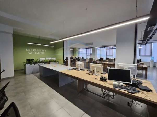 Tirane, jepet me qera zyre Kati 1, 750 m² 7.500 € (unaza e re)