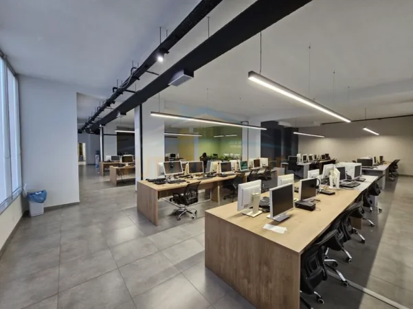 Tirane, jepet me qera zyre Kati 1, 750 m² 7.500 € (unaza e re)