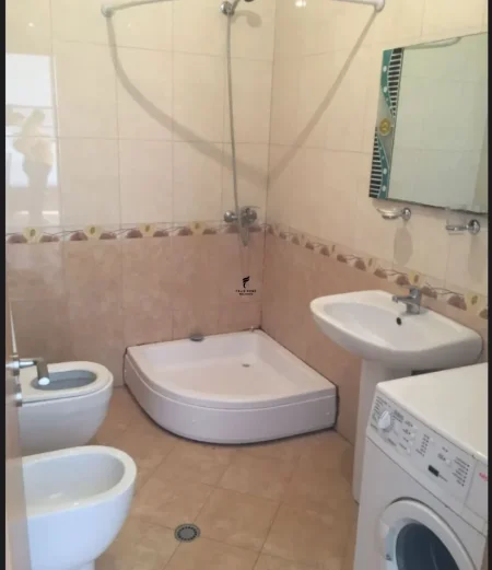 Tirane, jepet me qera apartament 1+1 Kati 6, 60 m² 600 € (XHAMLLIKU)