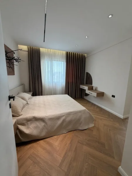 Tirane, shitet apartament 2+1+Ballkon , 101 m² 