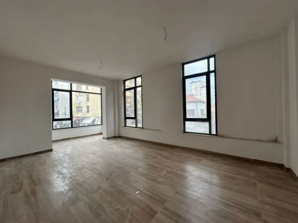 Tirane, jepet me qera zyre Kati 1, 680 m² (mine peza)
