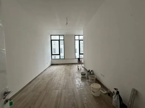 Tirane, jepet me qera zyre Kati 1, 680 m² (mine peza)